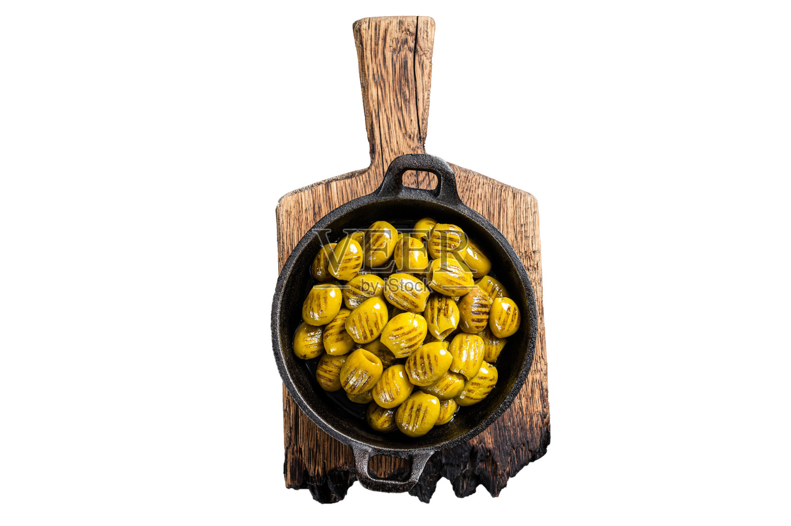 烧烤橄榄与大蒜，橄榄油和香料隔离在白色背景。照片摄影图片