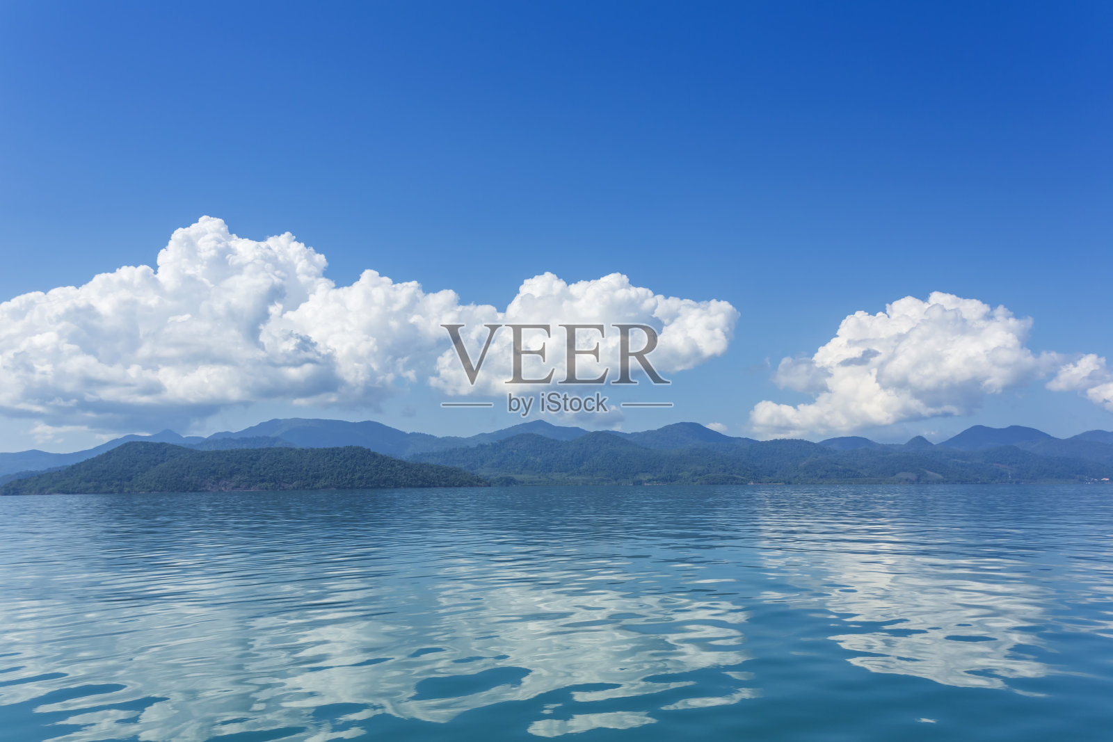 在Trat省的Koh Chang岛上欣赏大海和蓝天照片摄影图片