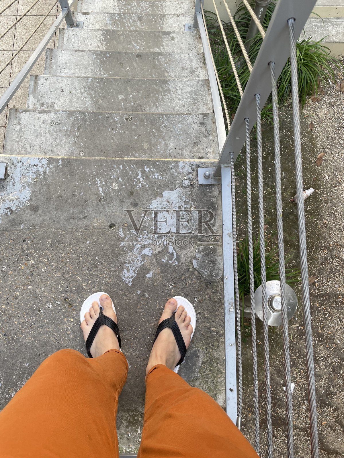 楼梯上的人腿照片摄影图片
