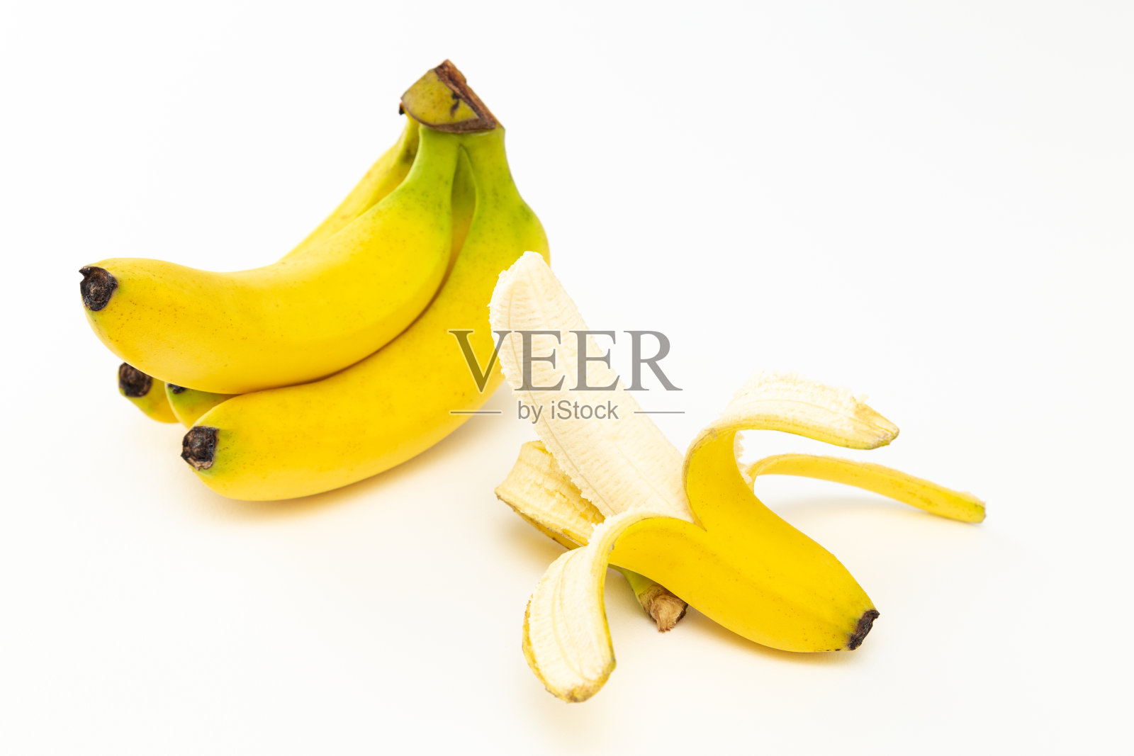 香蕉在白底上。照片摄影图片