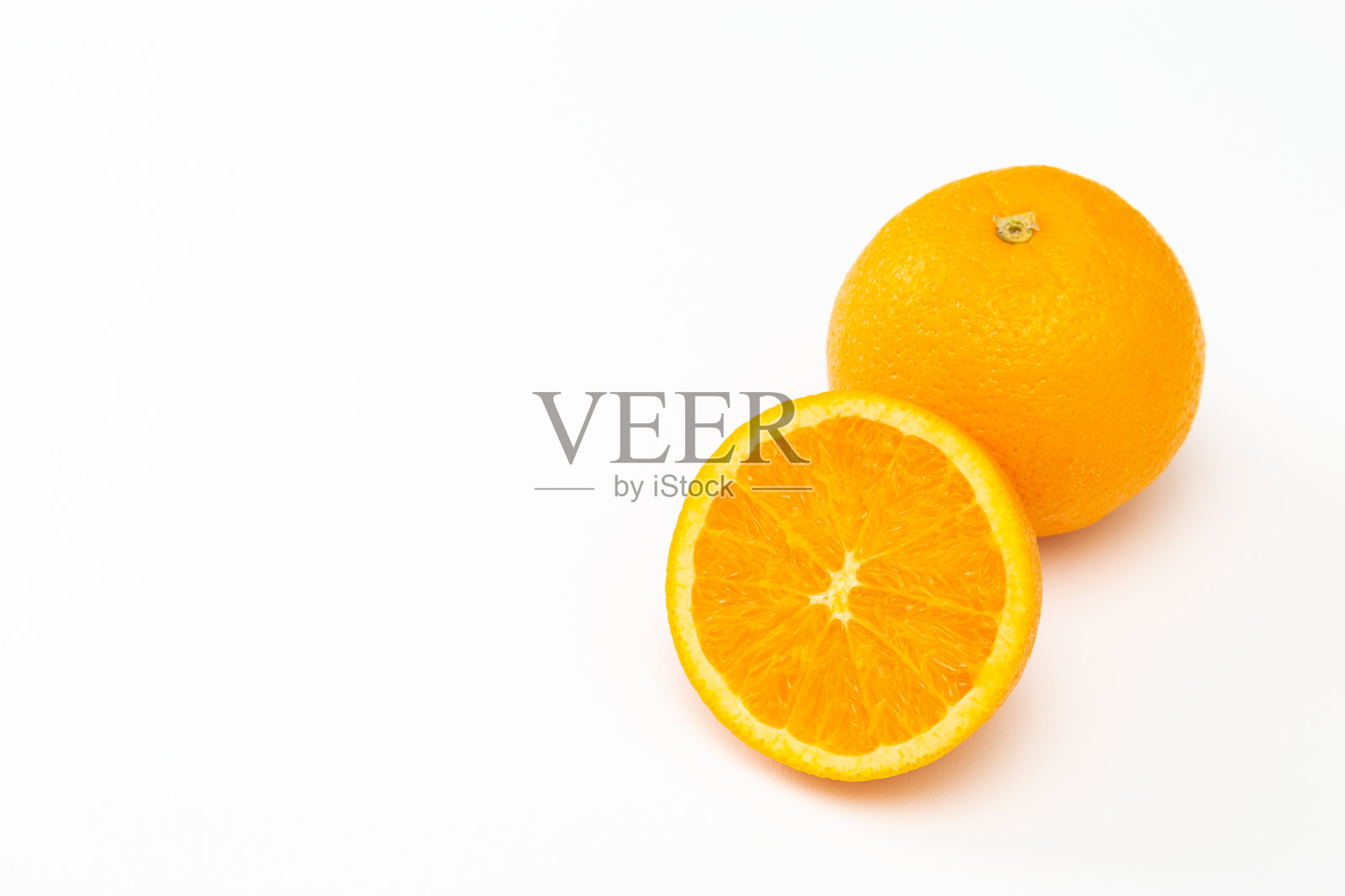 白色背景上的脐橙。照片摄影图片