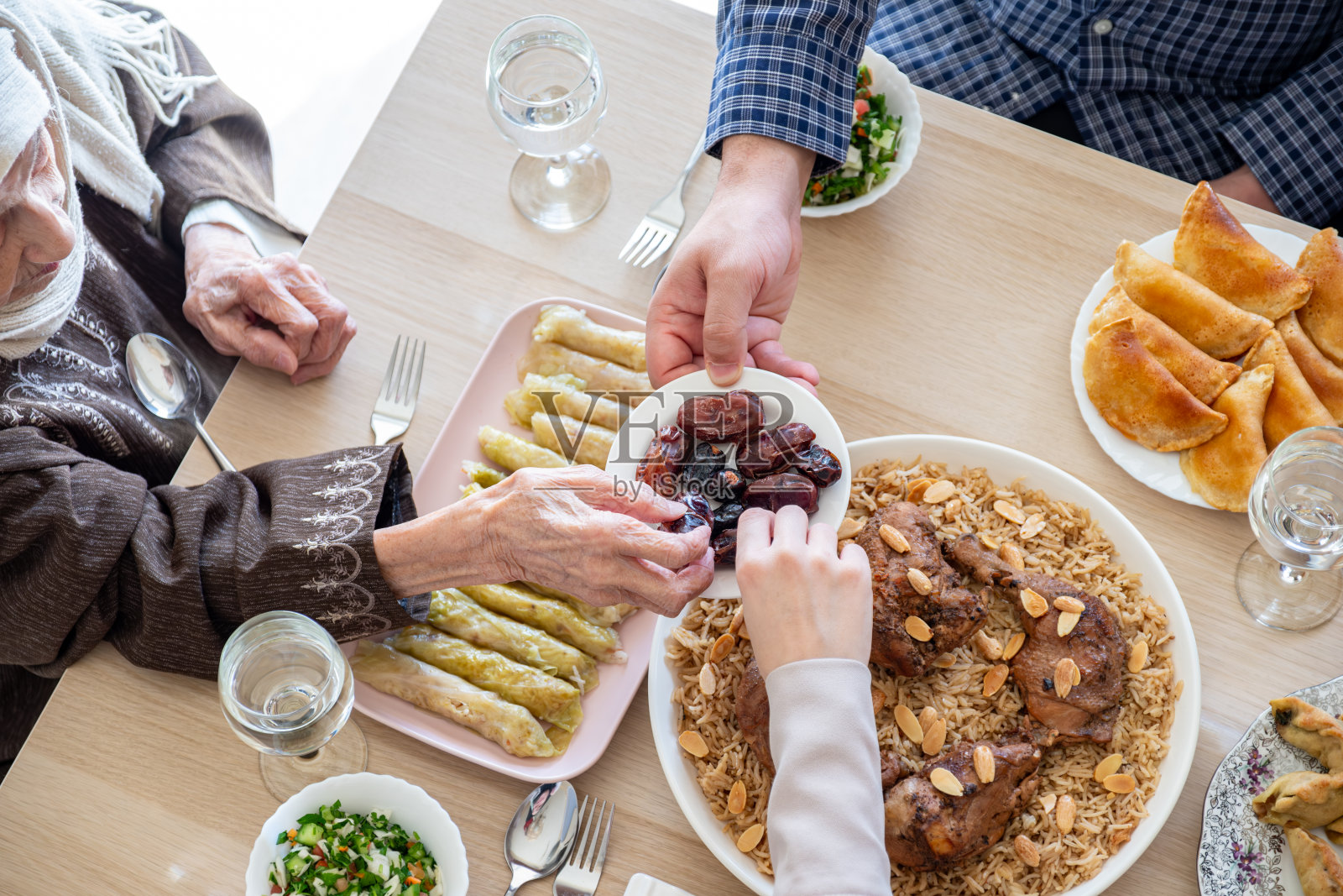 现代客厅里多代同堂的家庭用餐场景照片摄影图片