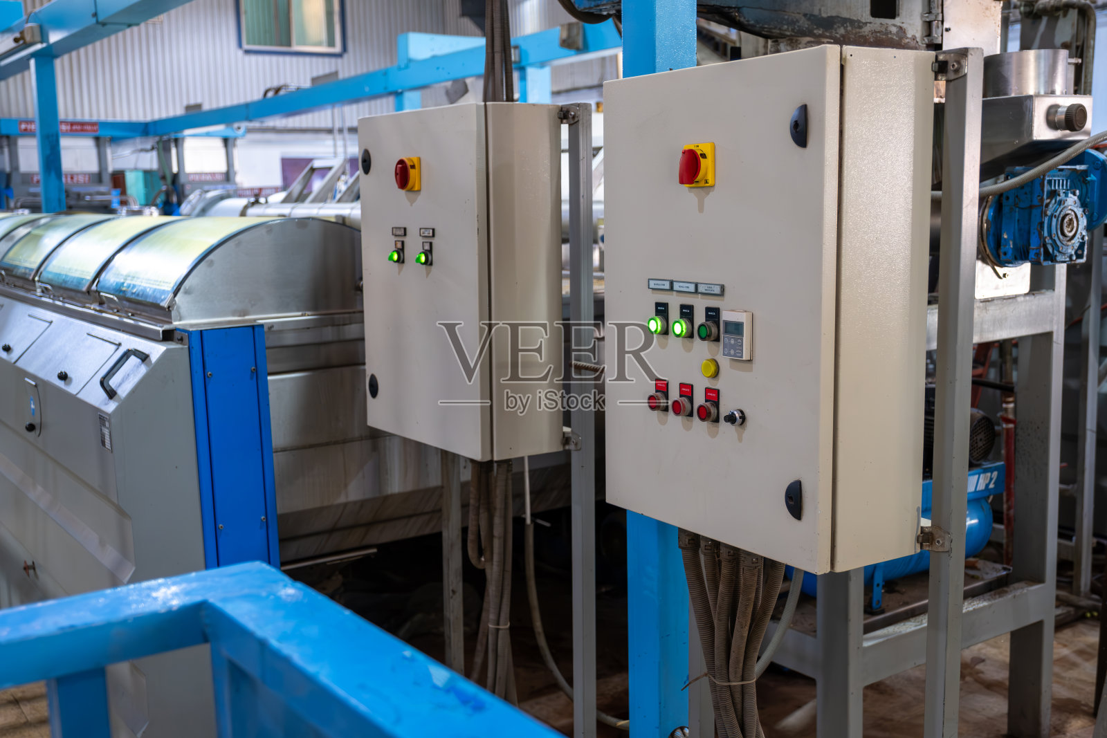 用于橄榄油生产中压榨机的工业控制面板照片摄影图片