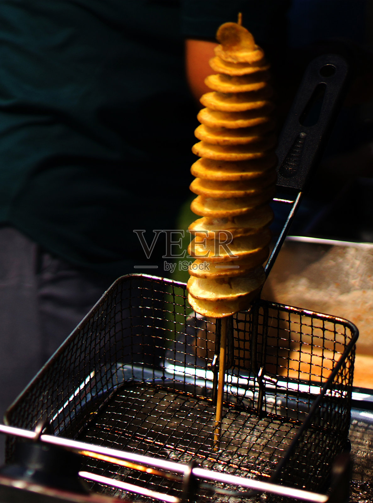 把印度街头小吃做成扭曲、螺旋或龙卷风的照片芯片照片摄影图片