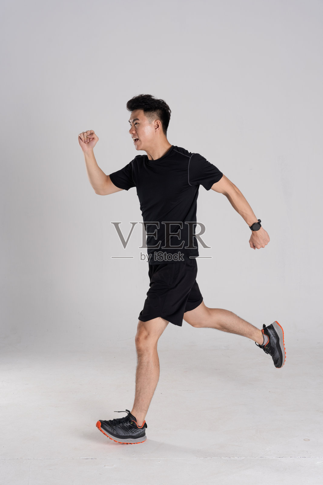 一个亚洲跑步者的形象，孤立在白色的背景上照片摄影图片