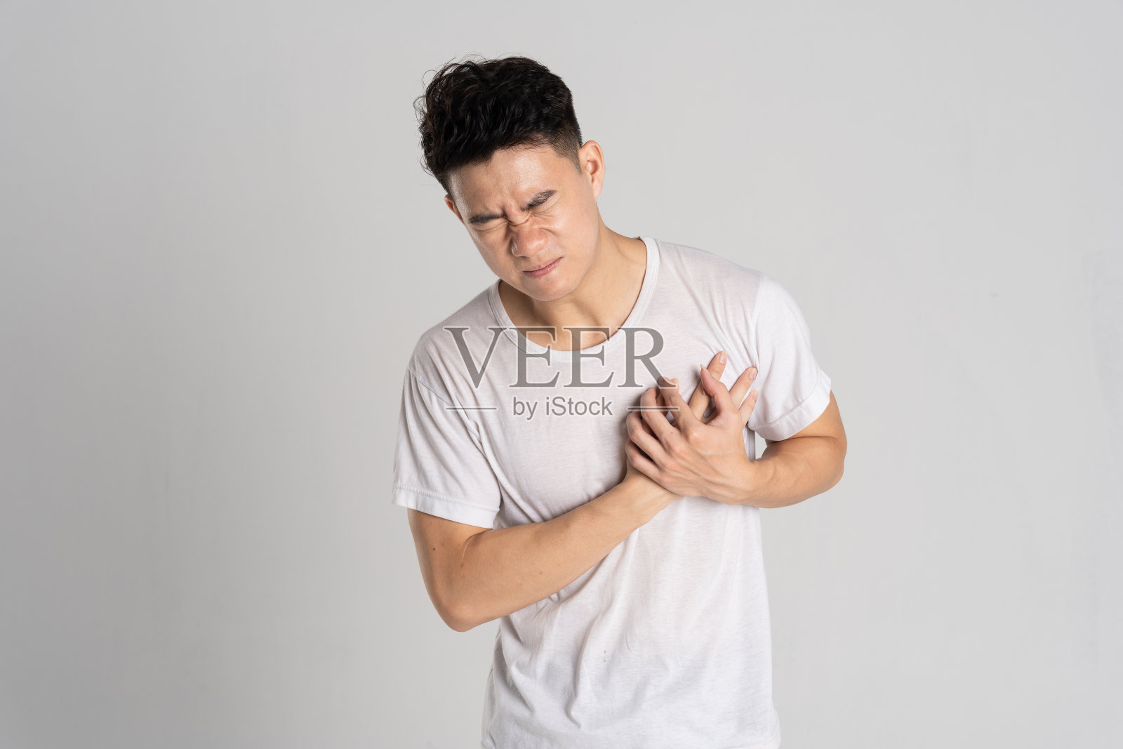 亚洲男子在白色背景上摆姿势的肖像照片摄影图片