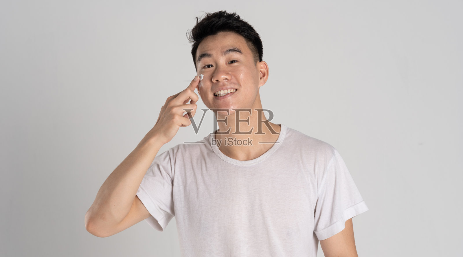 亚洲男子在白色背景上摆姿势的肖像照片摄影图片