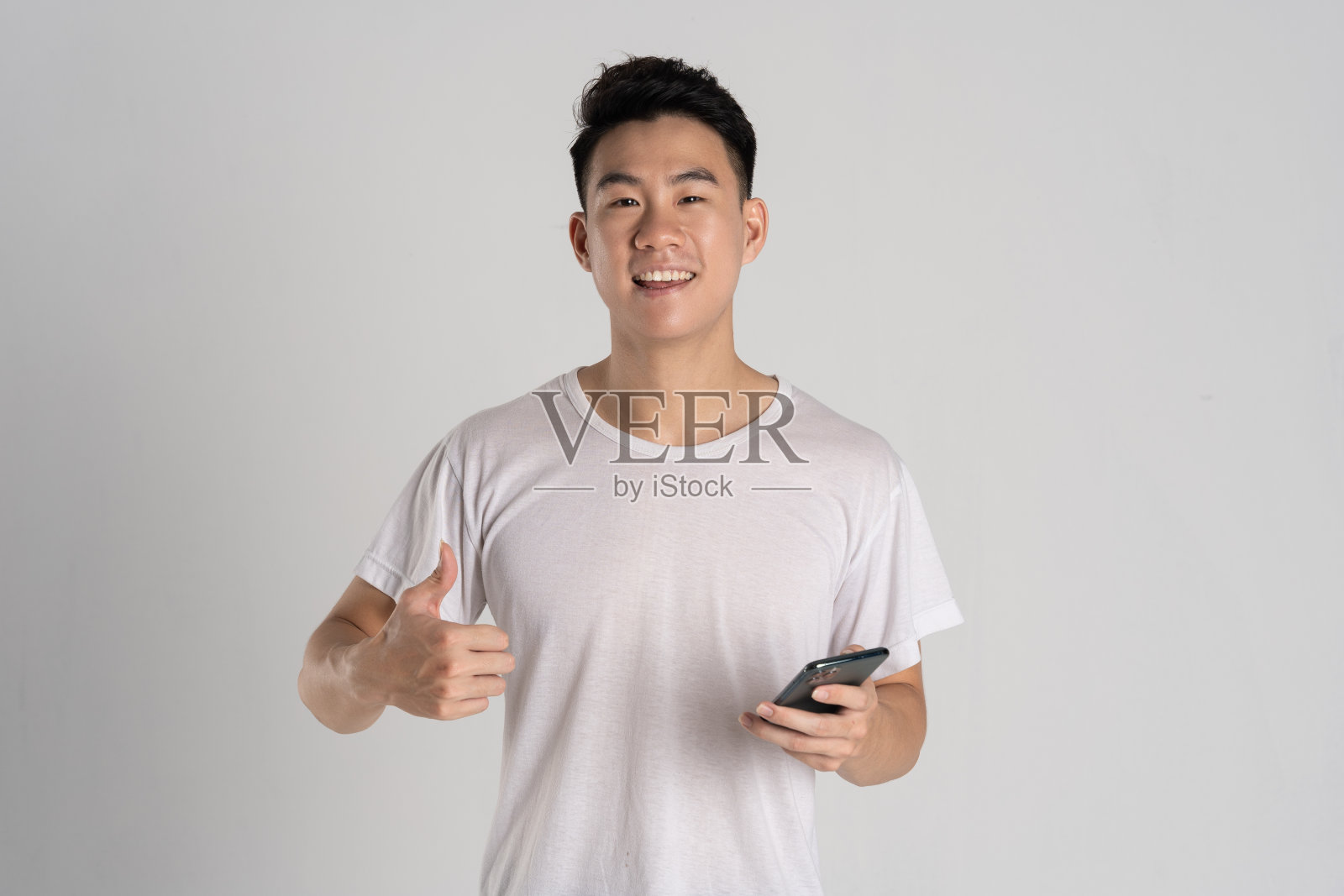 亚洲男子在白色背景上摆姿势的肖像照片摄影图片