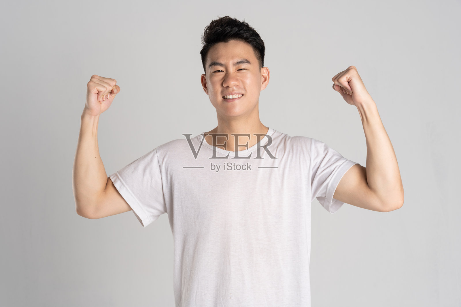 亚洲男子在白色背景上摆姿势的肖像照片摄影图片