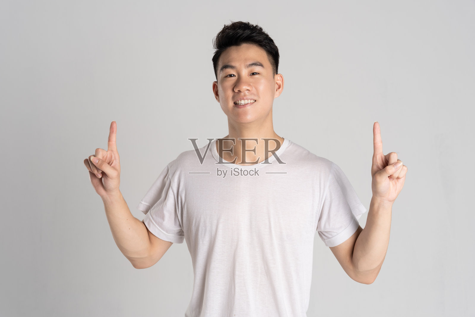 亚洲男子在白色背景上摆姿势的肖像照片摄影图片