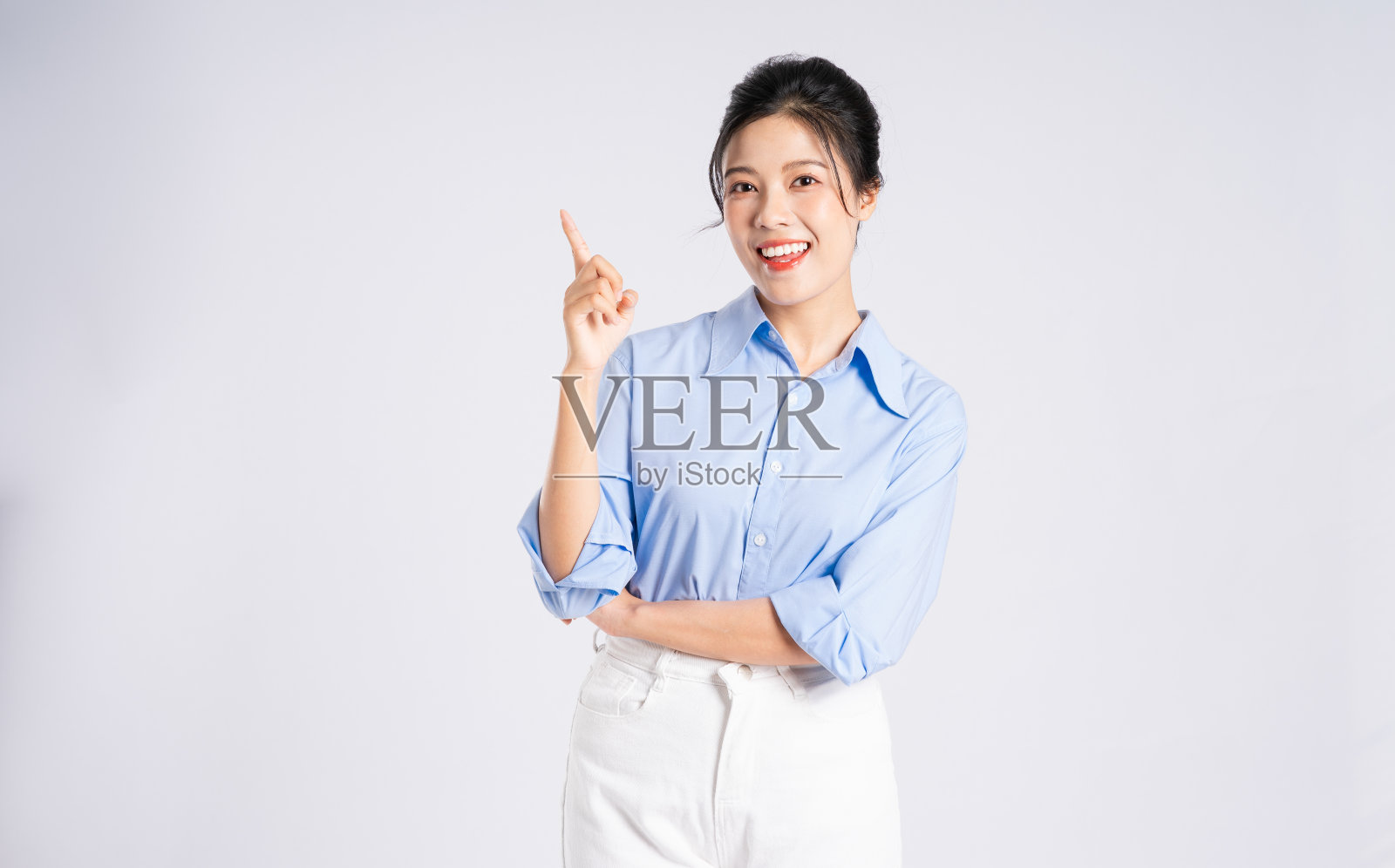 年轻的亚洲女商人的肖像，孤立在白色背景上照片摄影图片