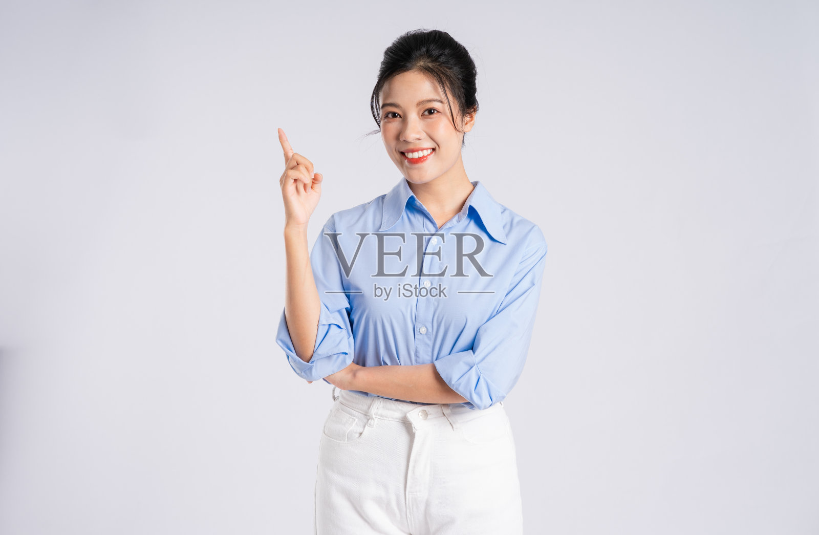 年轻的亚洲女商人的肖像，孤立在白色背景上照片摄影图片