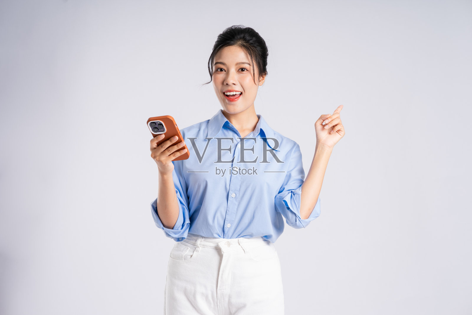 年轻的亚洲女商人的肖像，孤立在白色背景上照片摄影图片