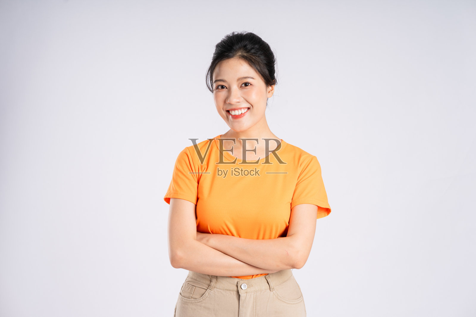 开朗快乐的亚洲妇女的肖像在白色背景上摆姿势照片摄影图片