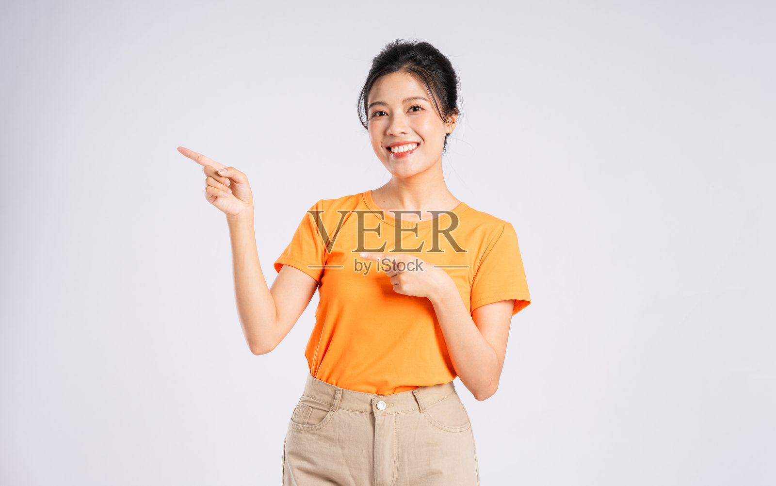 开朗快乐的亚洲妇女的肖像在白色背景上摆姿势照片摄影图片