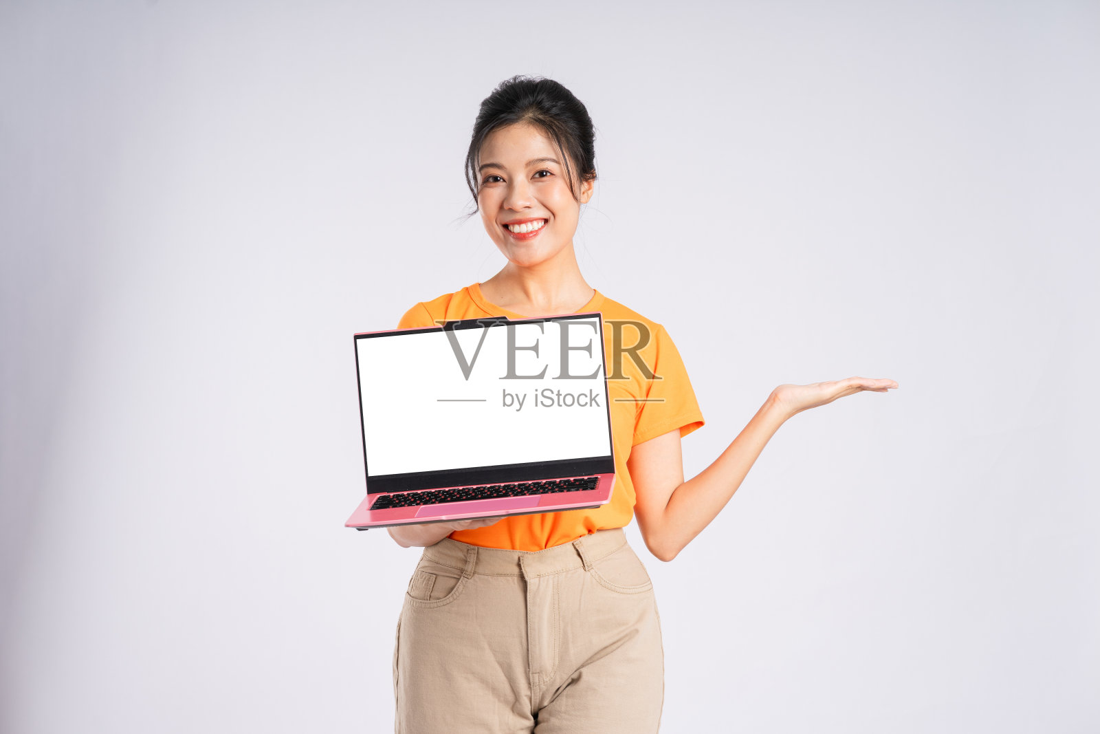 开朗快乐的亚洲妇女的肖像在白色背景上摆姿势照片摄影图片