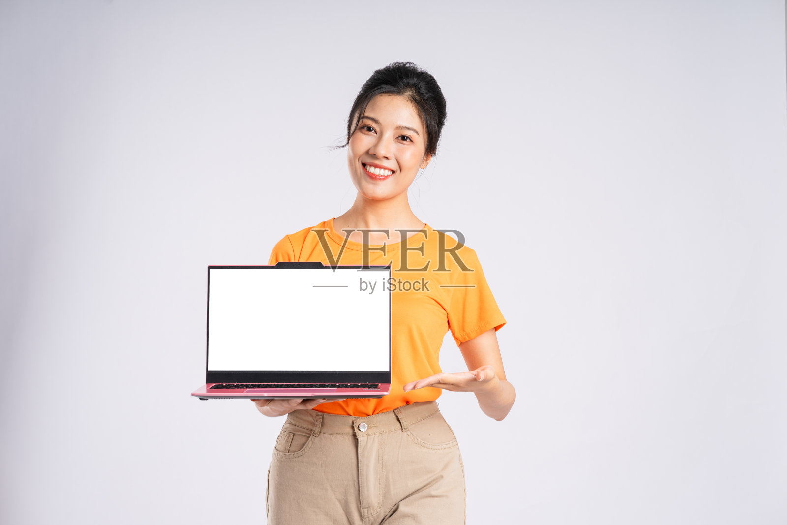 开朗快乐的亚洲妇女的肖像在白色背景上摆姿势照片摄影图片