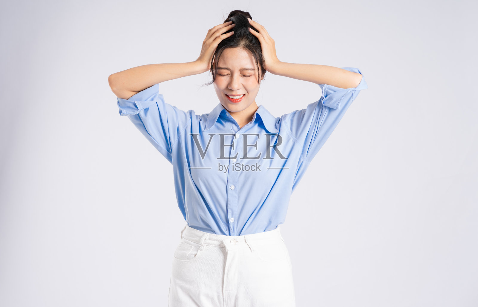 年轻的亚洲女商人的肖像，孤立在白色背景上照片摄影图片