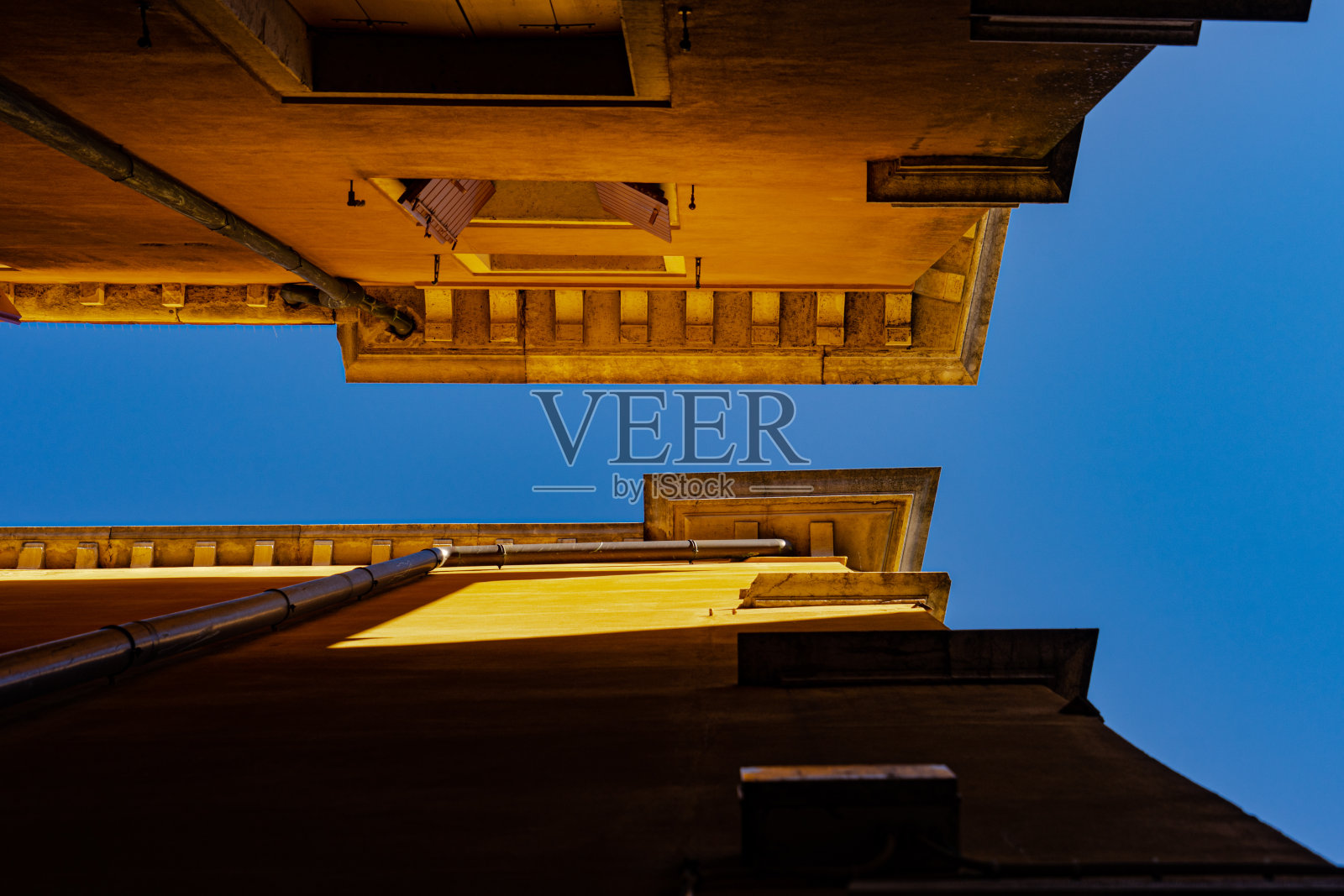 意大利威尼斯两座居民楼之间的天空照片摄影图片