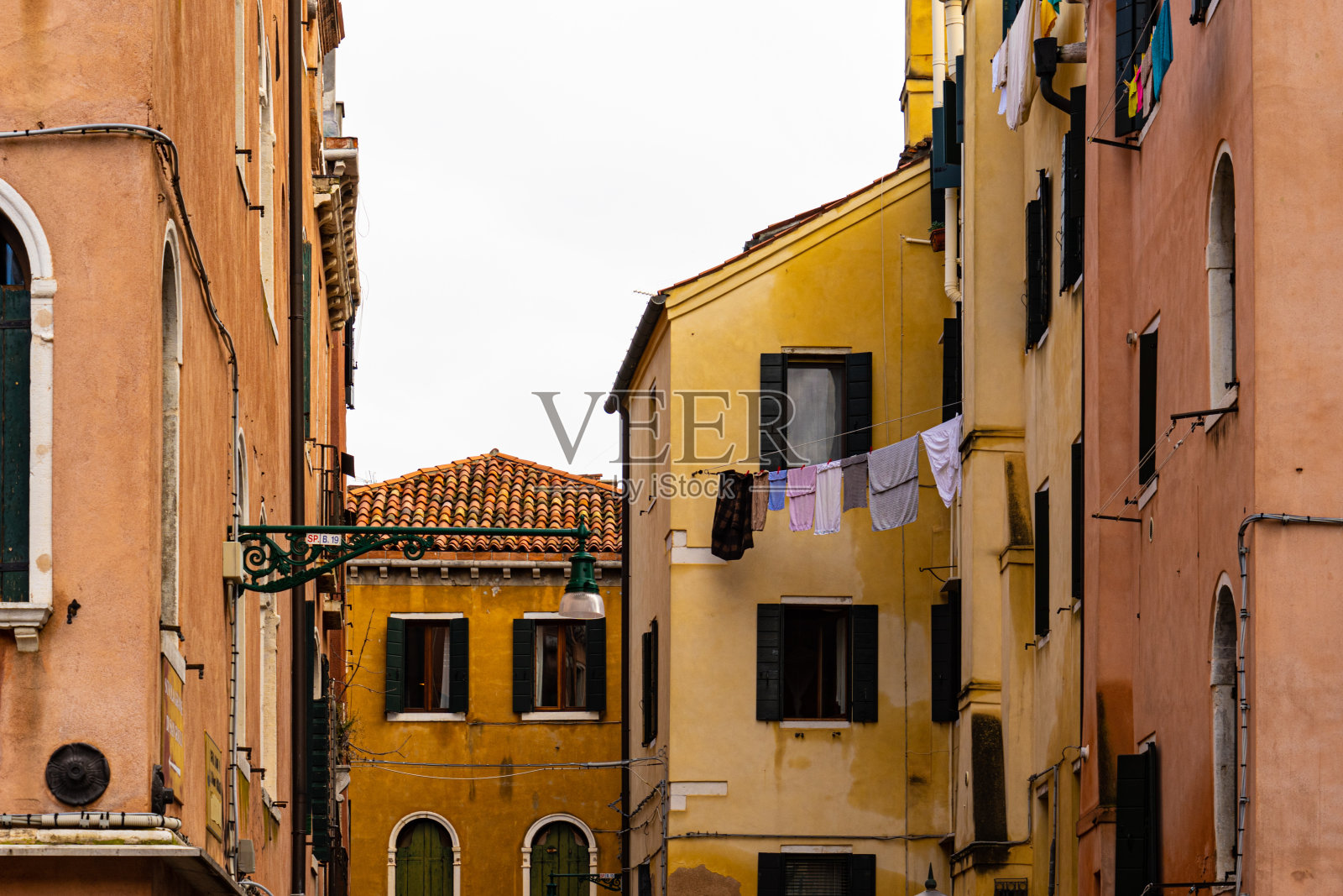 意大利威尼斯，有晾衣绳的住宅建筑立面照片摄影图片