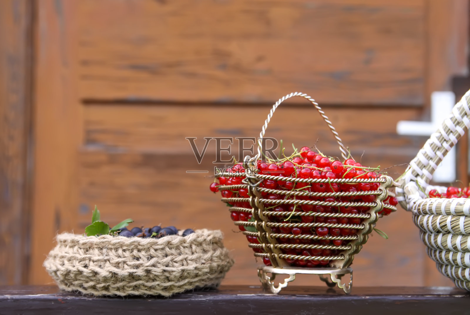 红醋栗和醋栗。照片摄影图片