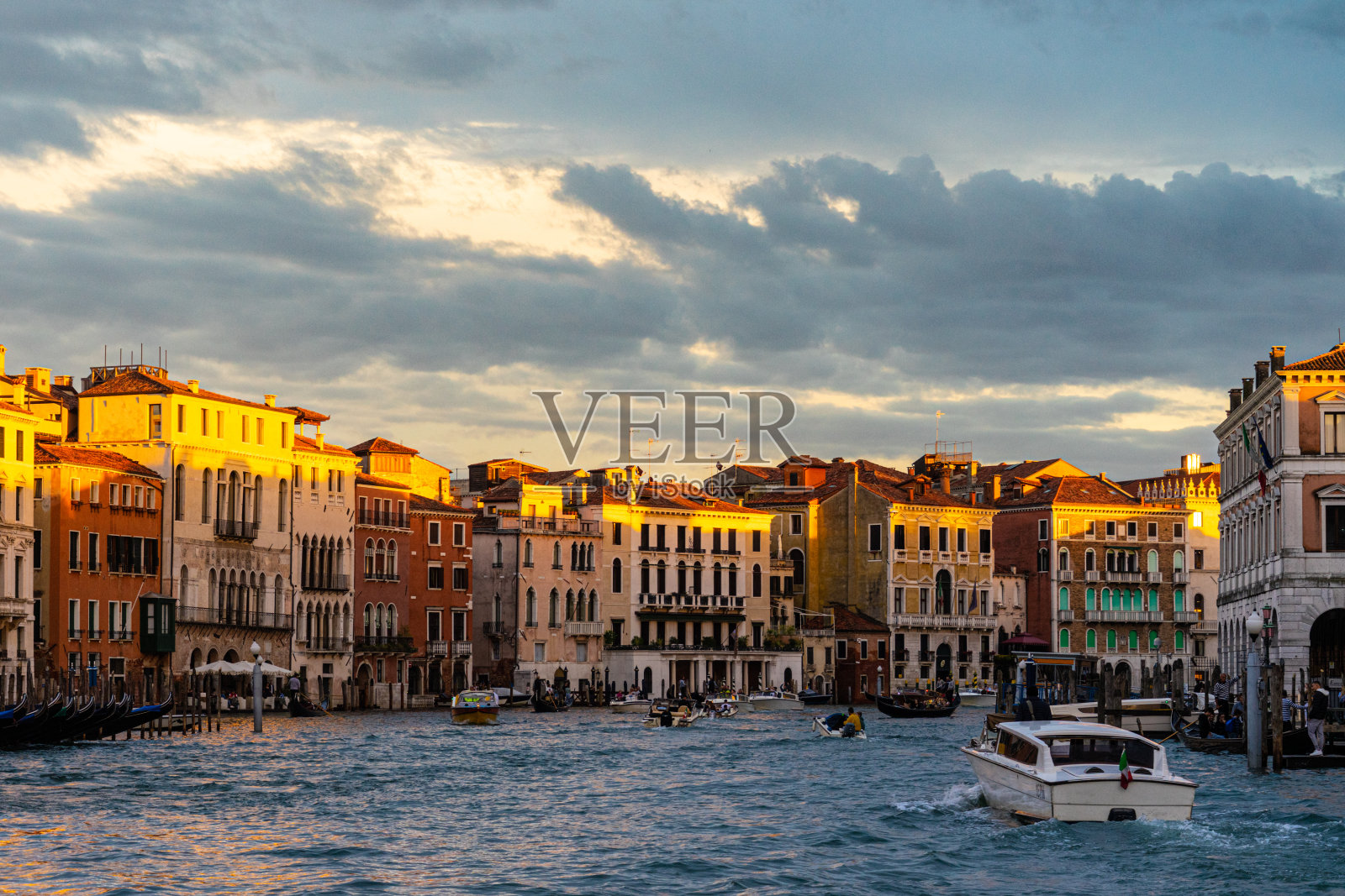 日落时分，意大利威尼斯，从船上俯瞰大运河上的交通和建筑照片摄影图片