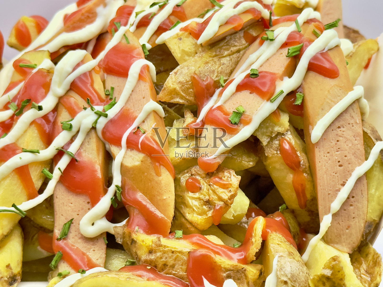 柳条篮子里装满了煮熟的土豆，上面覆盖着融化的奶酪照片摄影图片