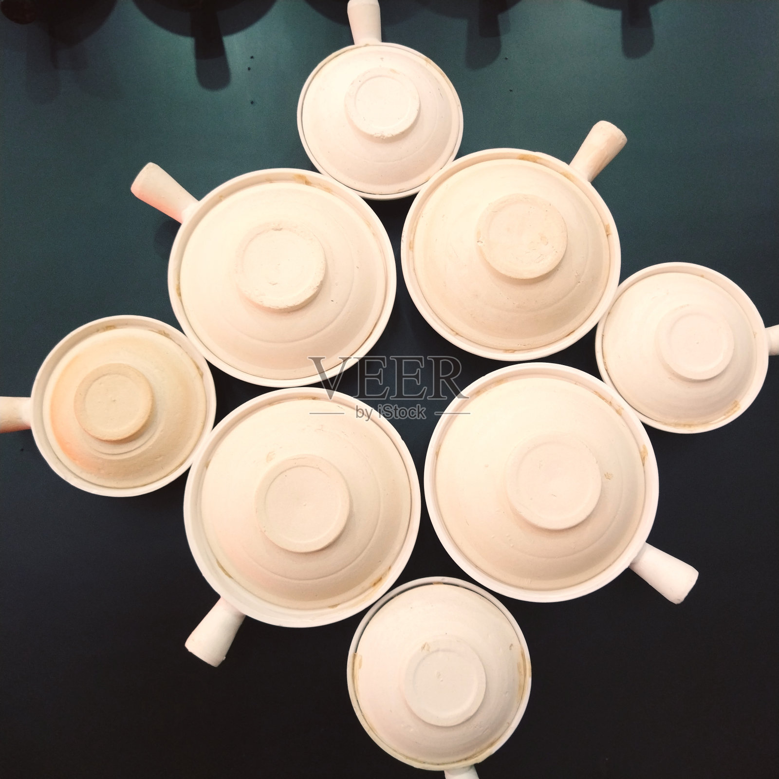 精美的手工制作粘土罐-装饰手工陶器照片摄影图片