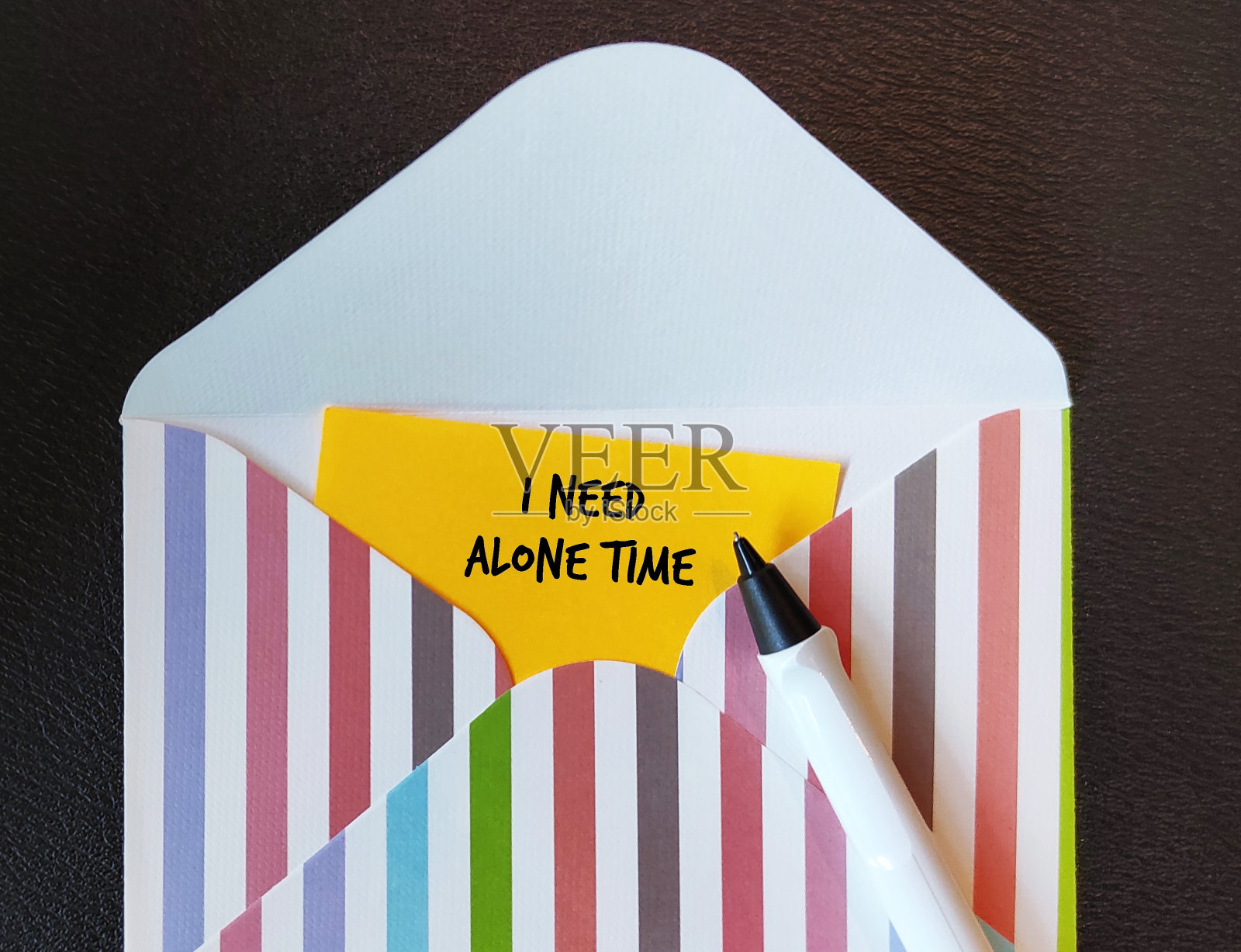 信封上写着黄卡——我需要独处的时间——与伴侣沟通。在一段关系中，想要独处的时间是健康的，或者内向的人需要独处的时间来充电照片摄影图片