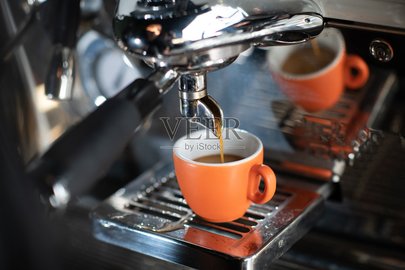 咖啡师煮浓咖啡照片摄影图片