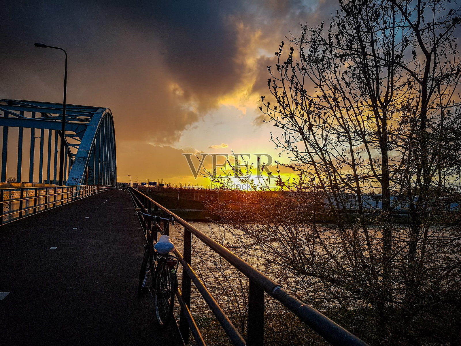 桥上的夕阳照片摄影图片