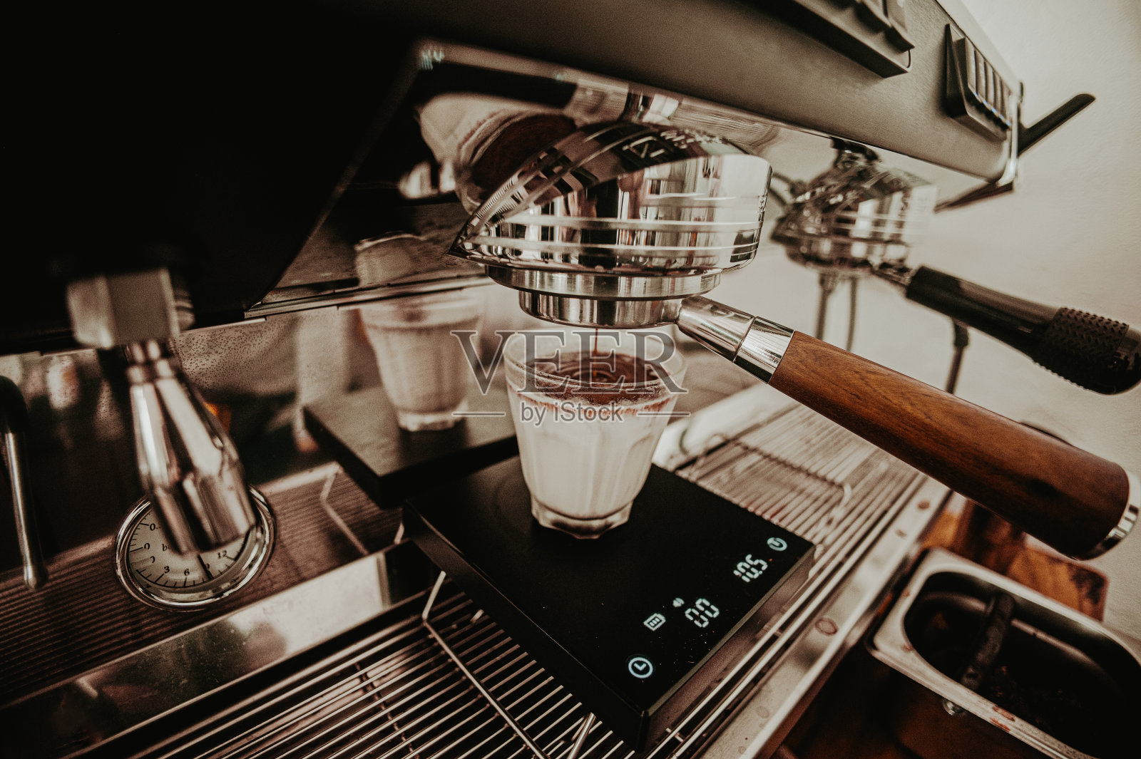 在咖啡店用热咖啡机煮咖啡。照片摄影图片