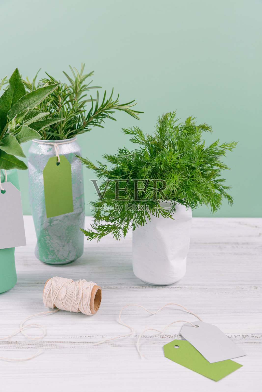 重复使用装有草药的锡罐，零浪费家庭照片摄影图片