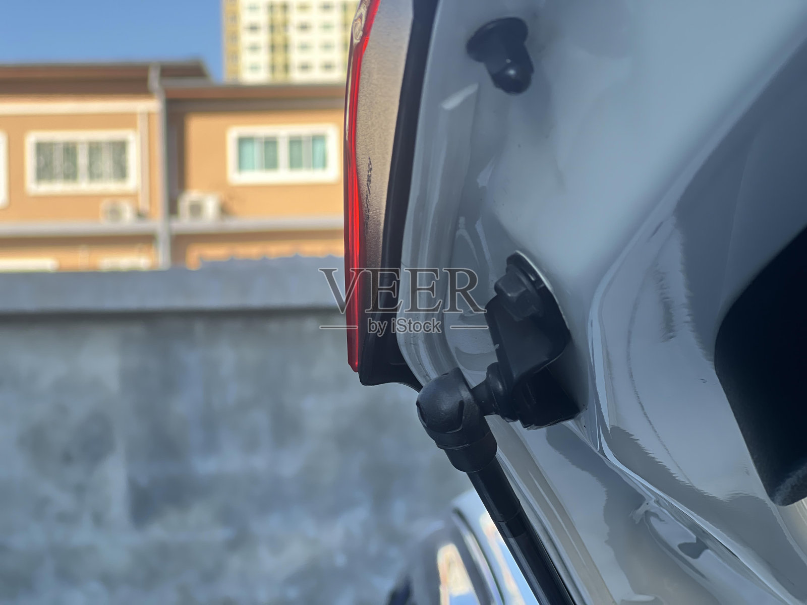 一辆有门把手的汽车的照片。照片摄影图片