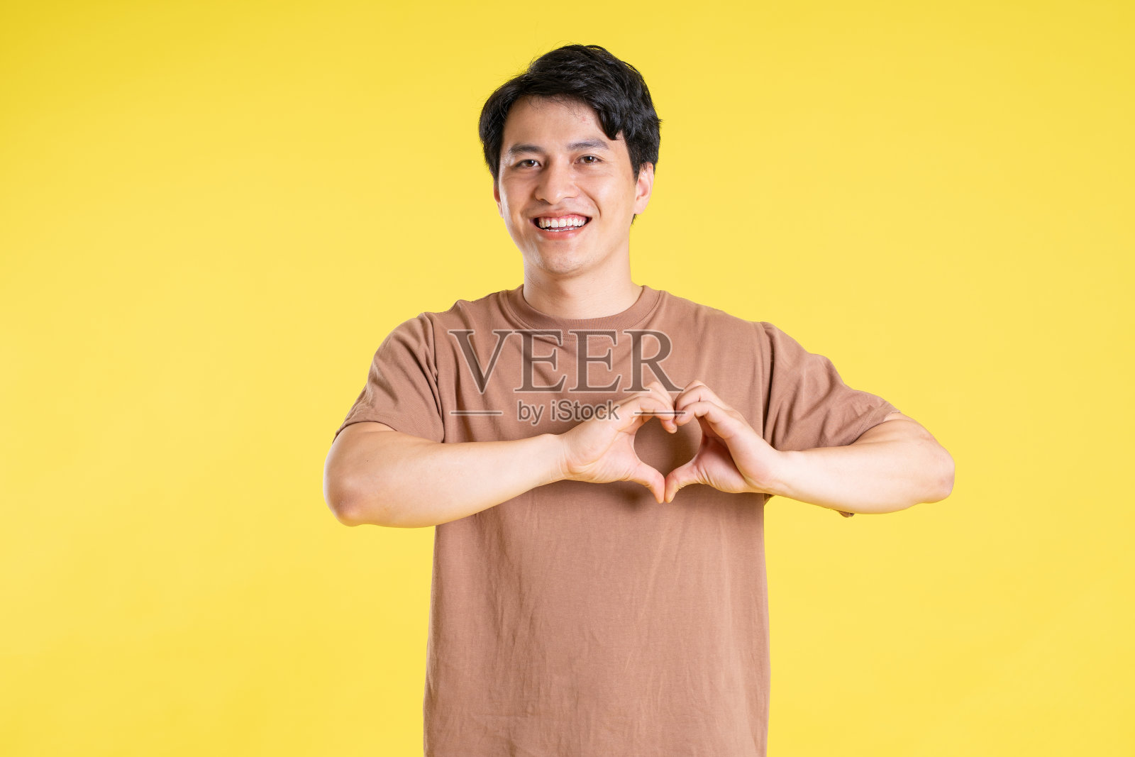 黄色背景上的亚洲男子肖像照片摄影图片