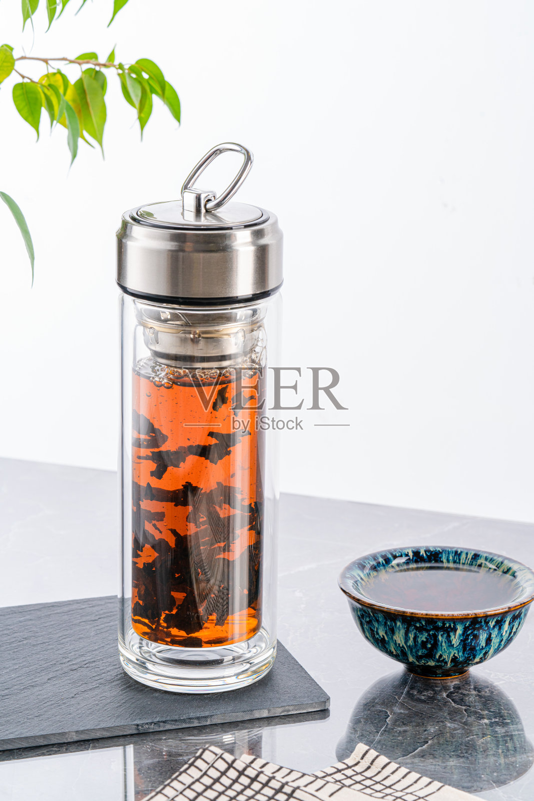 透明茶壶在一个明亮的背景。茶道照片摄影图片