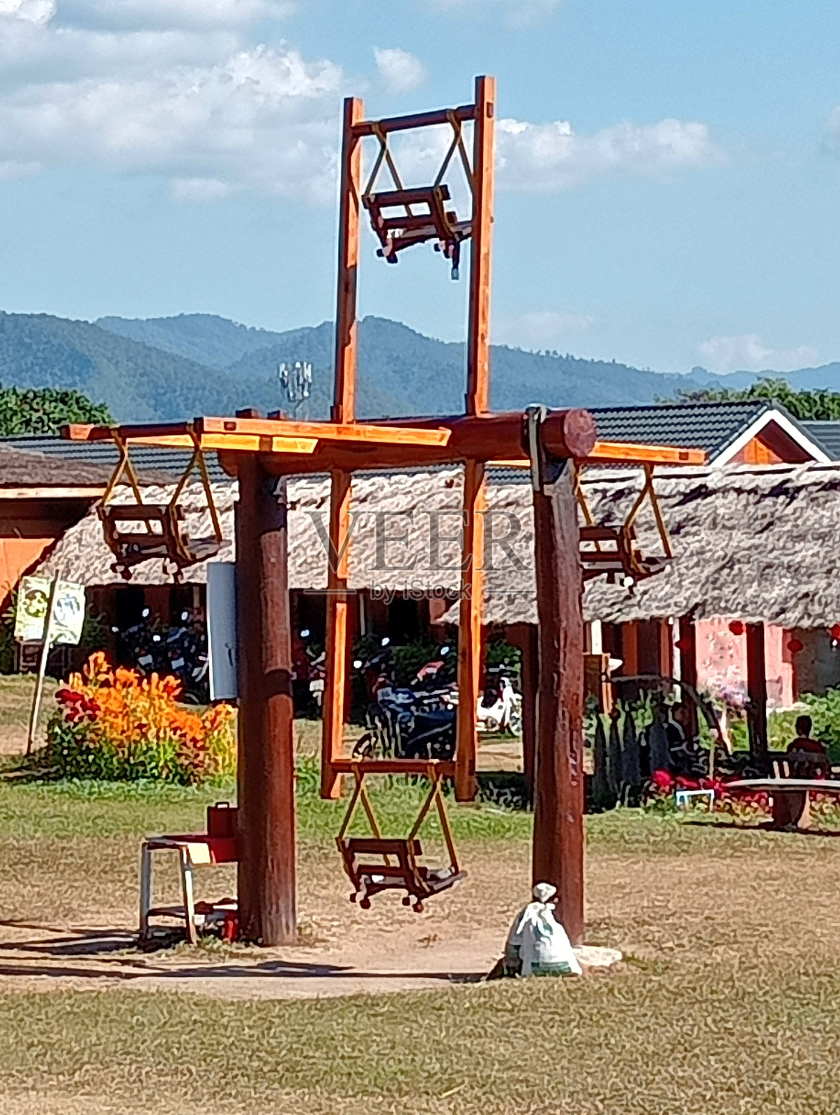 四个座位的木制秋千。照片摄影图片