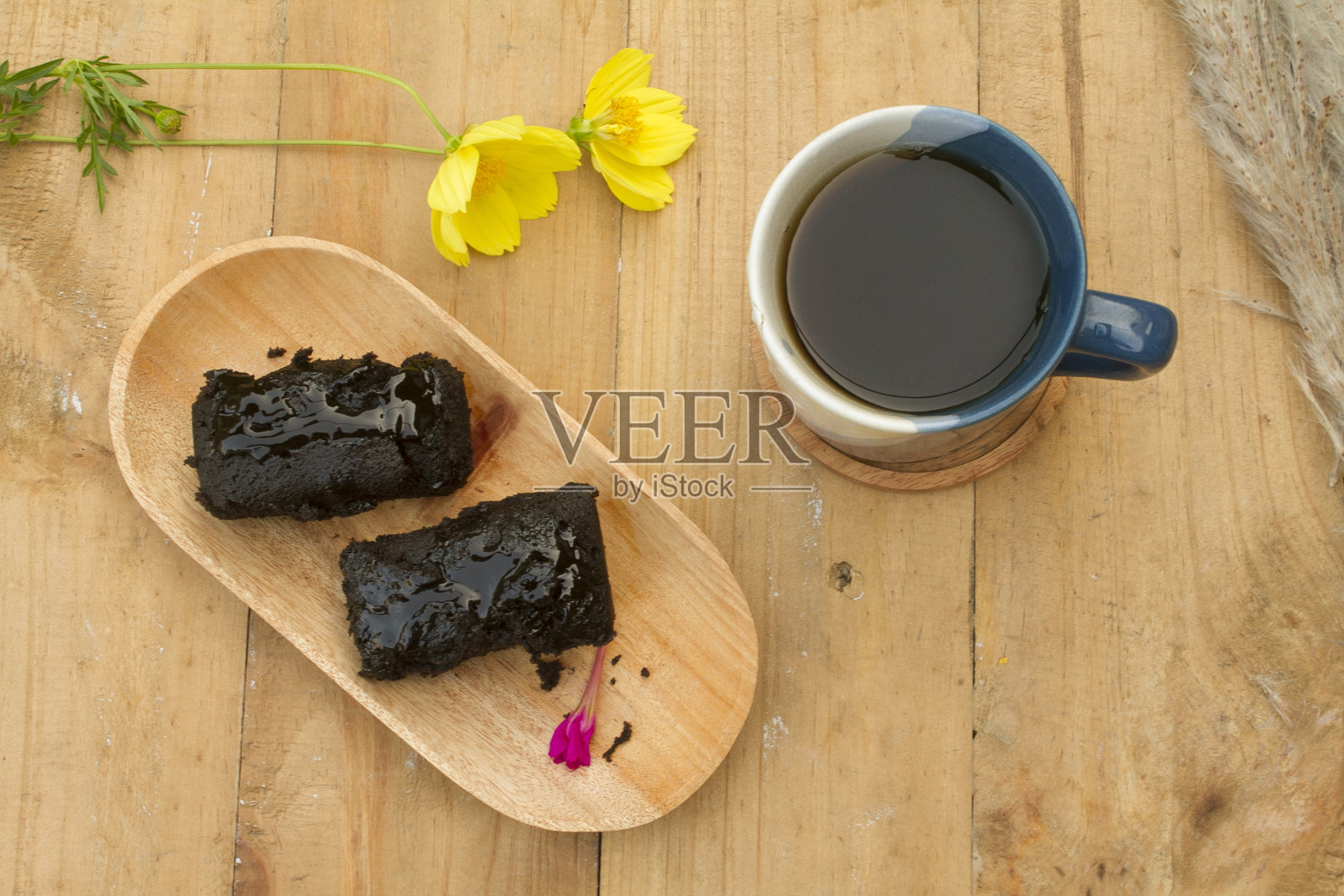 木盘上的布朗尼蛋糕和一杯热茶照片摄影图片