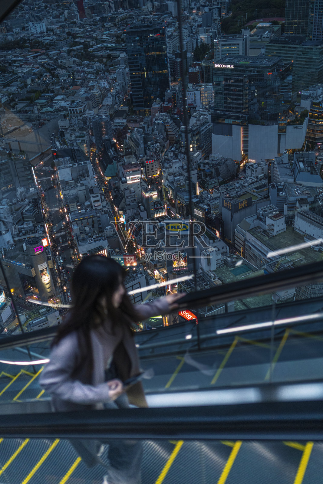 都市凝视:俯瞰涩谷的夜景照片摄影图片