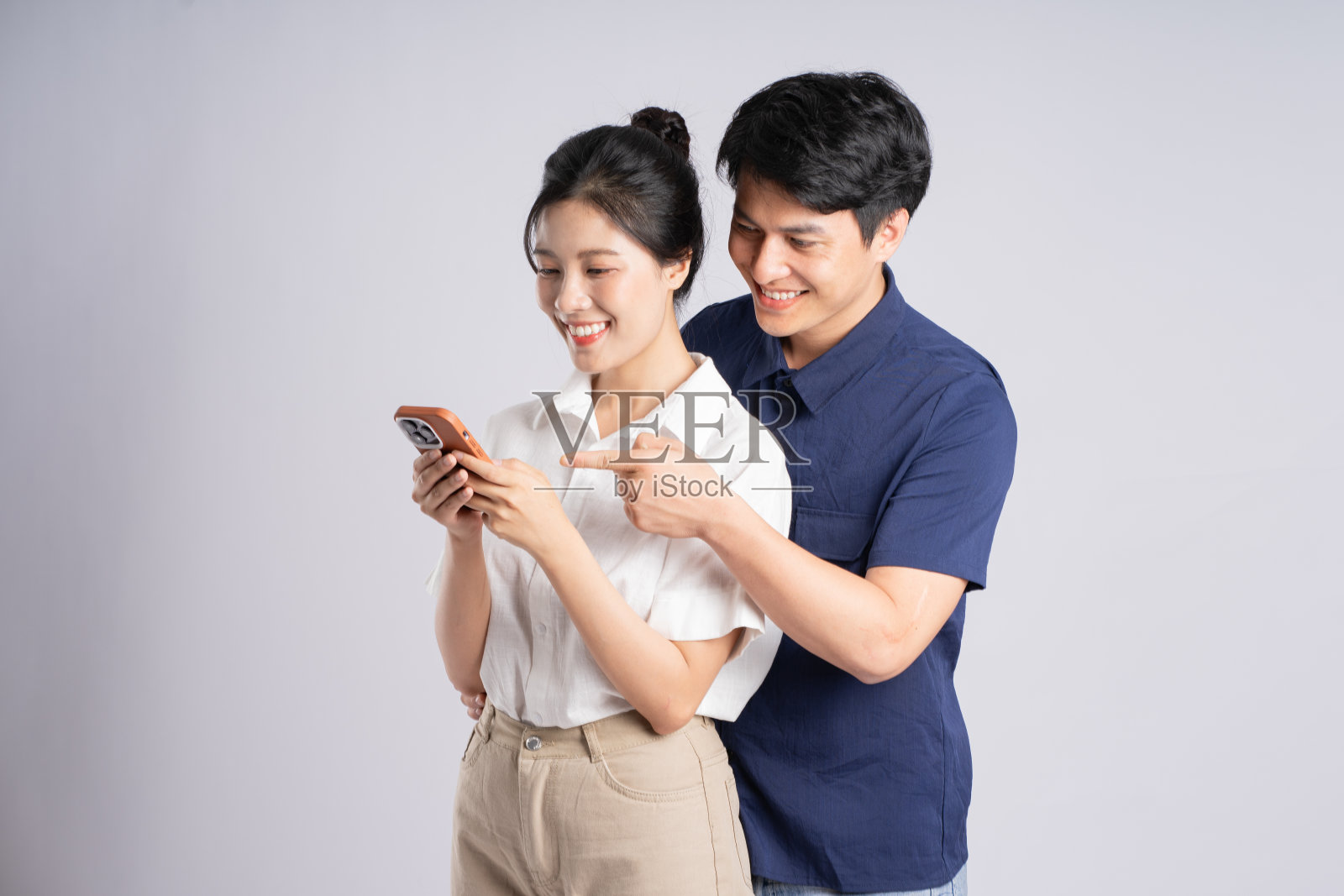 一对亚洲夫妇在白色背景上摆姿势的照片照片摄影图片