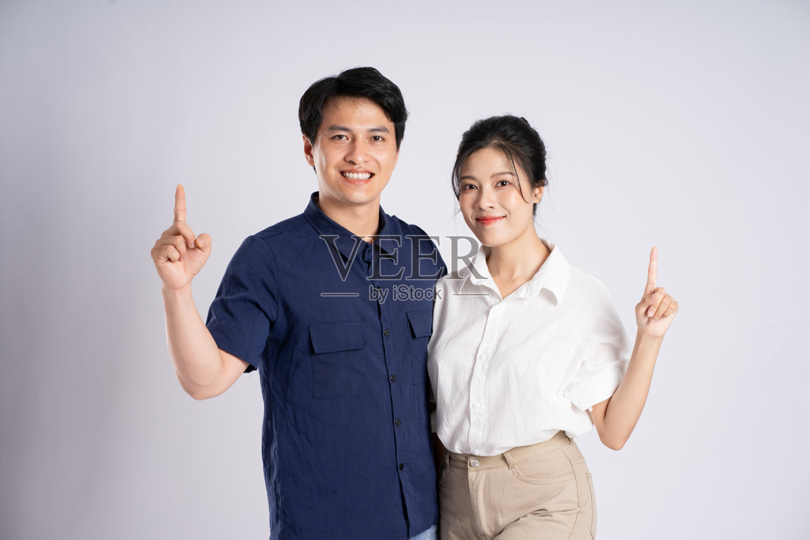 一对亚洲夫妇在白色背景上摆姿势的照片照片摄影图片