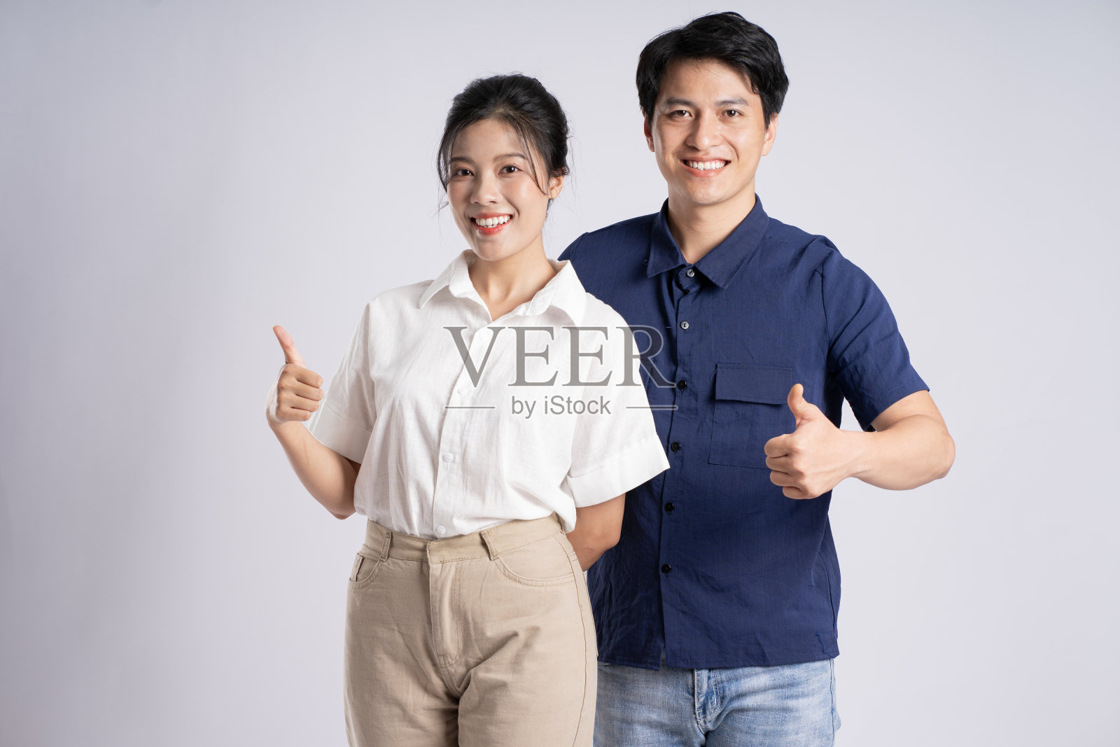 一对亚洲夫妇在白色背景上摆姿势的照片照片摄影图片