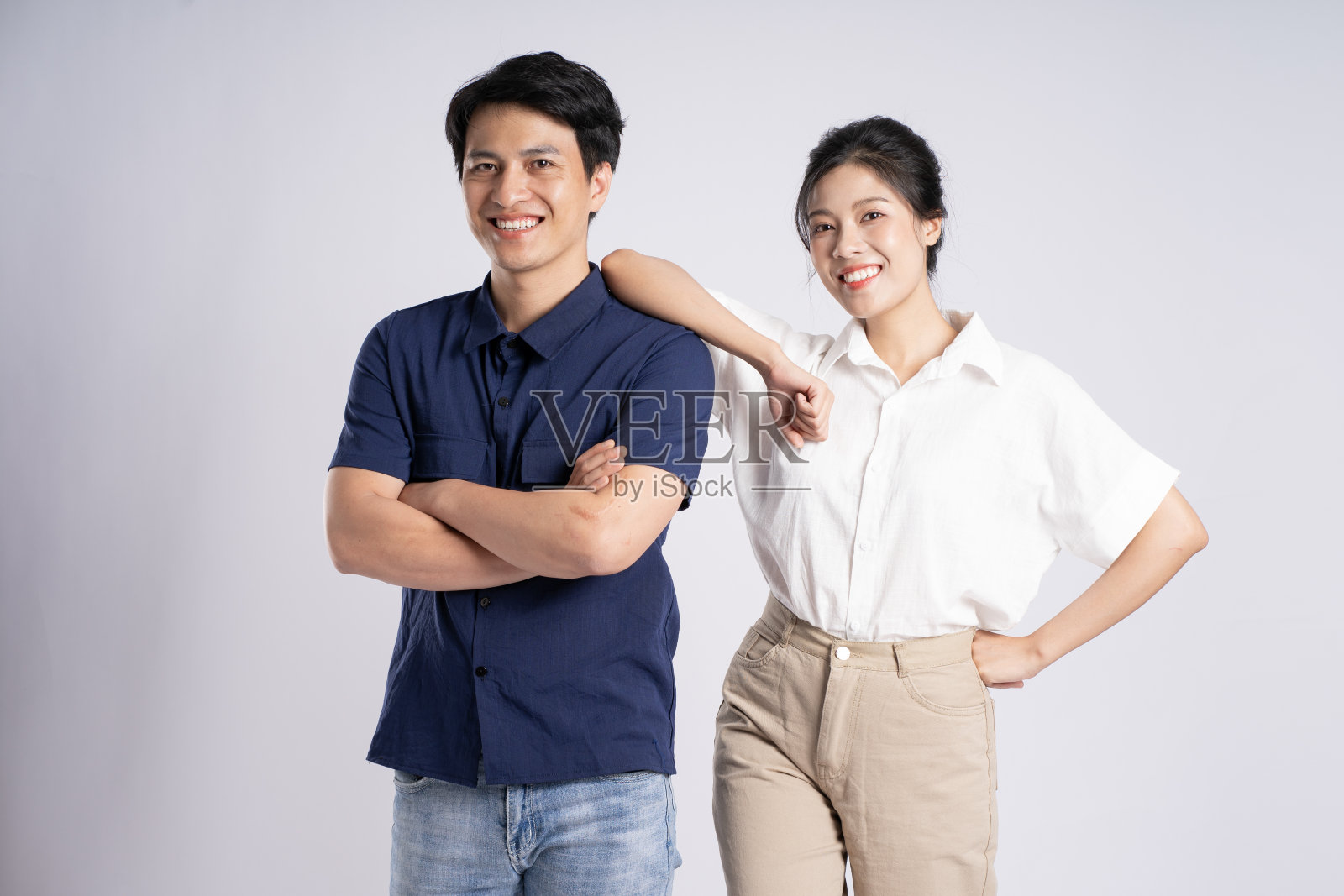 一对亚洲夫妇在白色背景上摆姿势的照片照片摄影图片