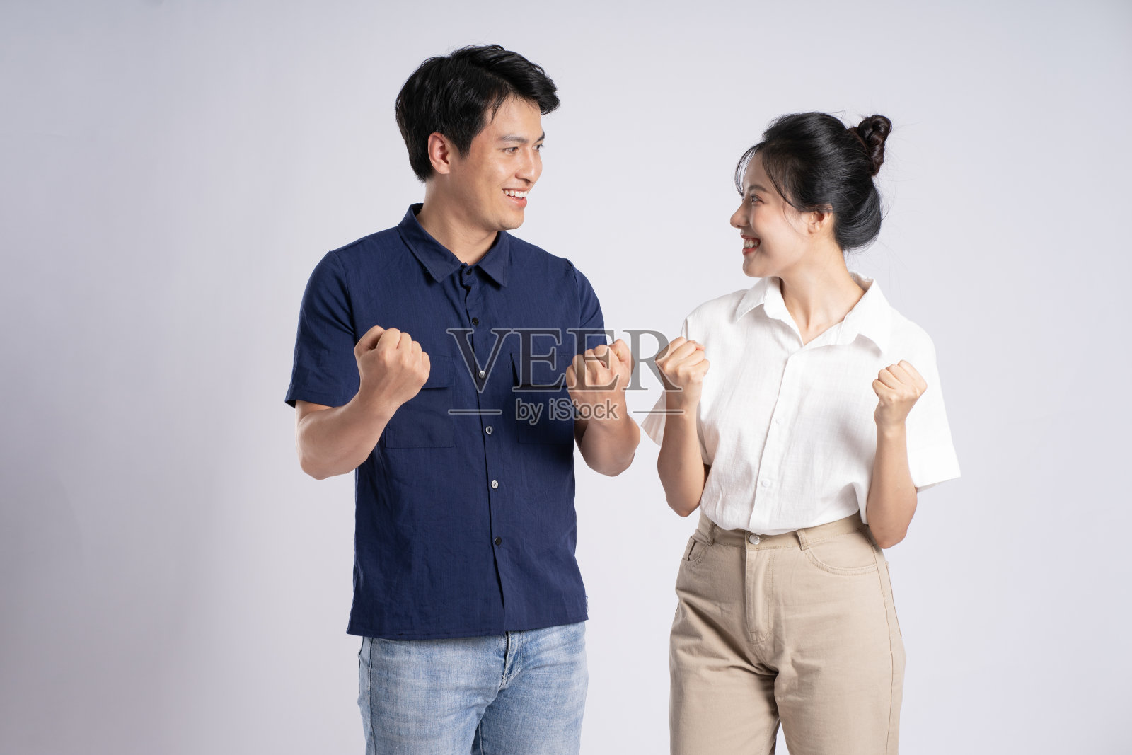 一对亚洲夫妇在白色背景上摆姿势的照片照片摄影图片