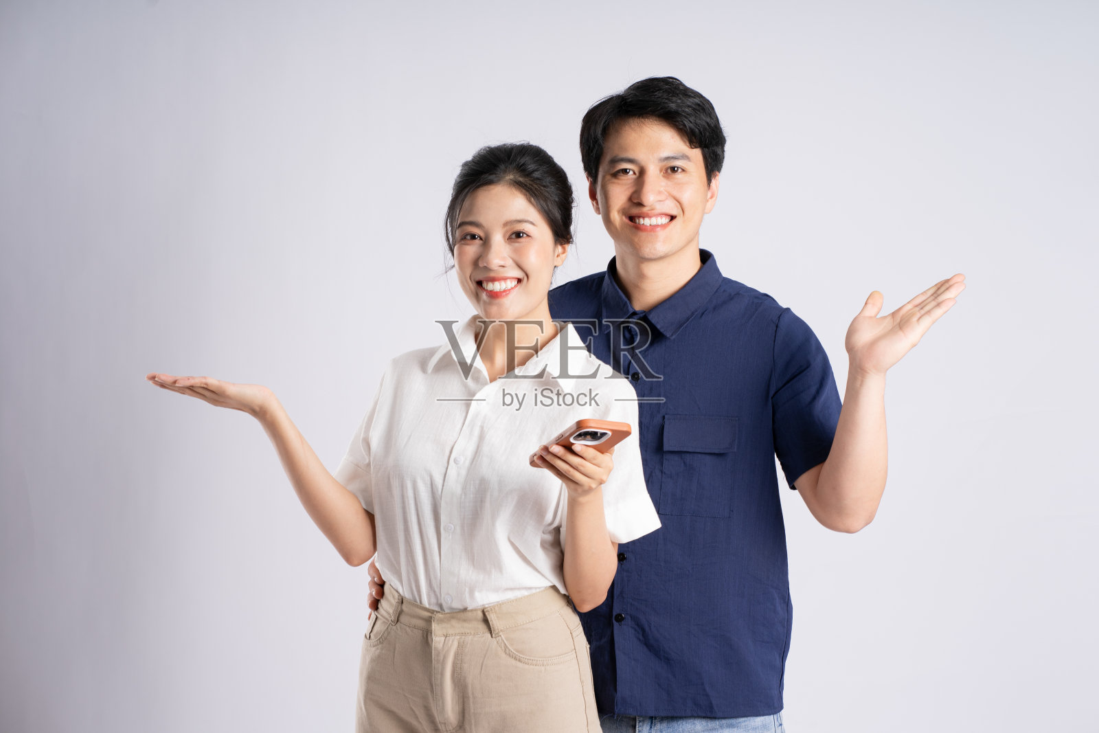 一对亚洲夫妇在白色背景上摆姿势的照片照片摄影图片