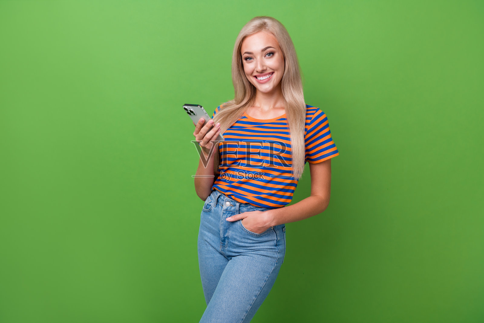 可爱可爱的女孩穿着时髦的衣服，现代科技instagram电报通信孤立在绿色背景照片摄影图片