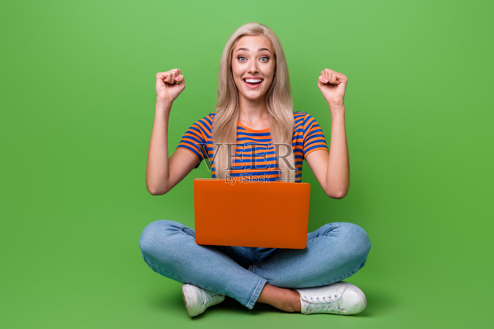 年轻女孩的全身照片庆祝大目标取得了良好的结果在工作中使用电脑隔离的绿色背景照片摄影图片