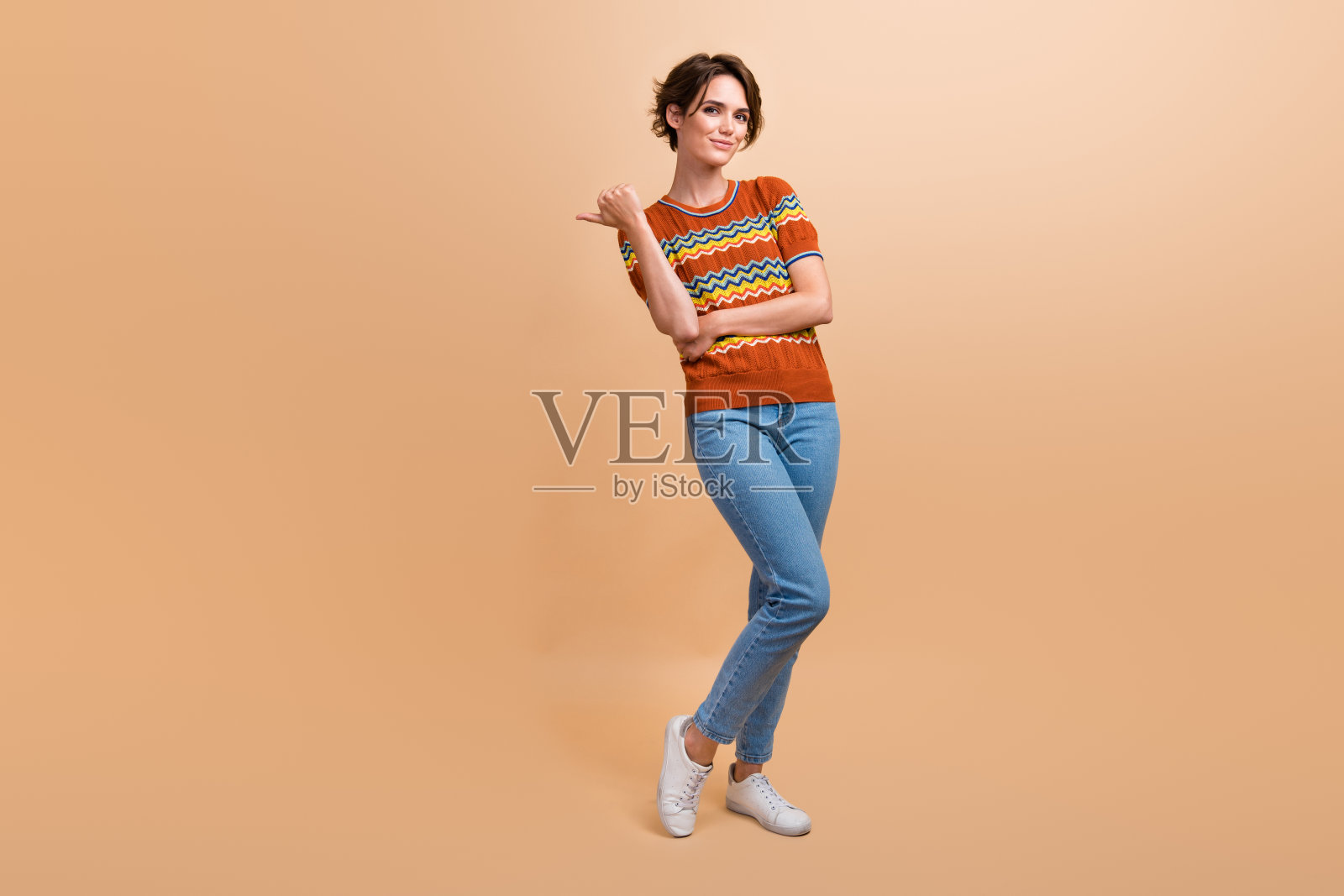 非常积极的女士的全身照片直接手指空白空间新奇的广告空白隔离在米色背景照片摄影图片