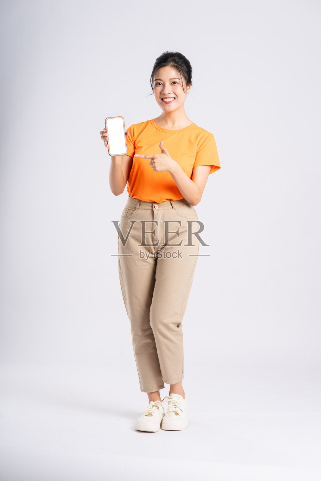 开朗快乐的亚洲妇女的肖像在白色背景上摆姿势照片摄影图片