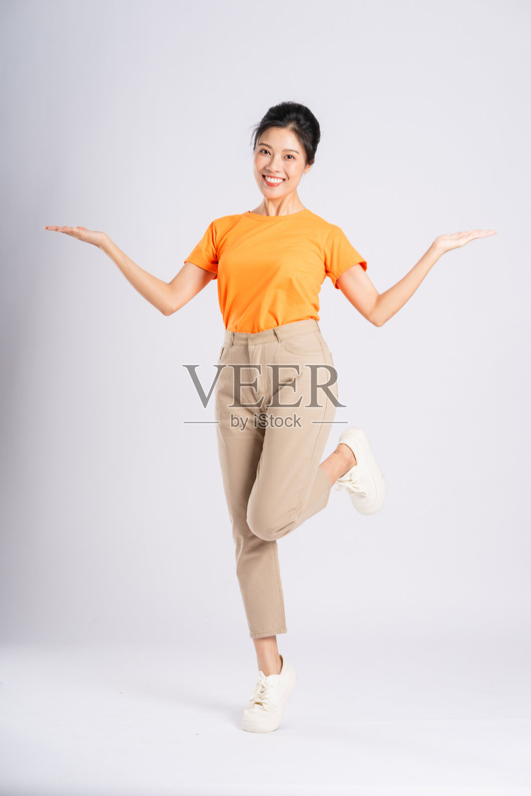 开朗快乐的亚洲妇女的肖像在白色背景上摆姿势照片摄影图片